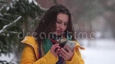 一个女孩带着智能手机的肖像，当雪球击中她的脸时。 那个女人生气了。 <strong>冬季运动会</strong>